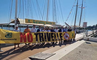 Incontro storico oggi in mare tra Goletta Verde e la “sorella maggiore” Catholica: